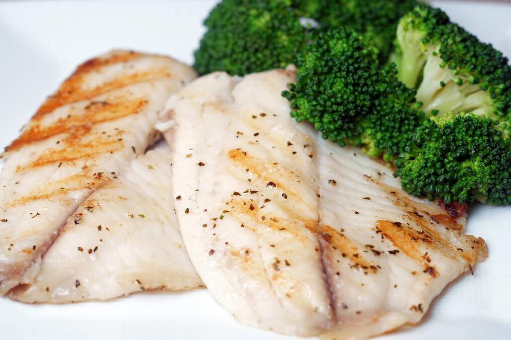 굽거나 삶은 생선은 오사마 함디(Osama Hamdiy)의 다이어트 메뉴에 포함된 푸짐한 요리입니다. 
