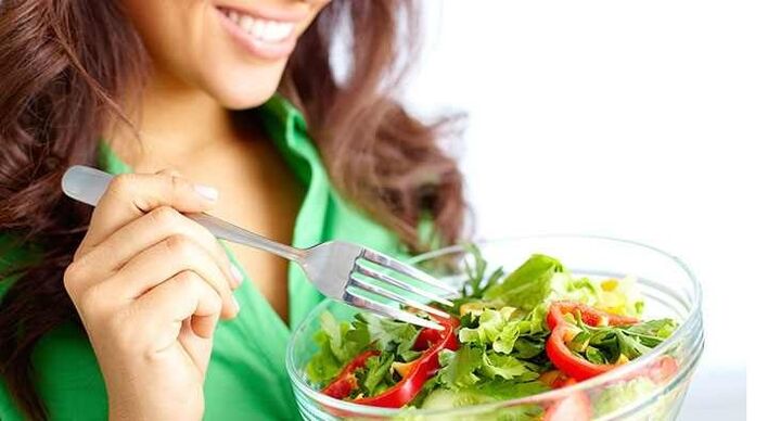 단백질 다이어트에 야채 샐러드를 먹는 소녀